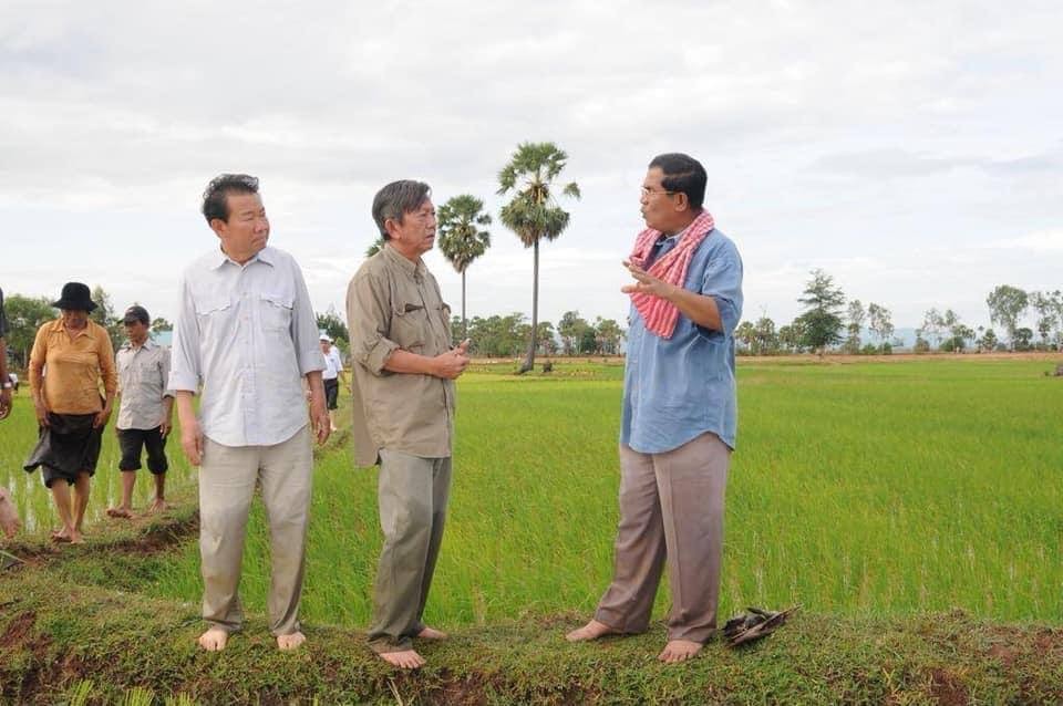 សម្ដេច តេ ជោ ហ៊ុន សែន បង្ហាញ សៀវភៅ មួយ ច្បាប់ មានចំណងជើង ថា « ពុក ធ្វើ ...